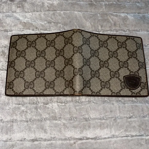 Preloved Gucci wallet good condition has some wear on folds n little on corner. - Picture 14 of 14